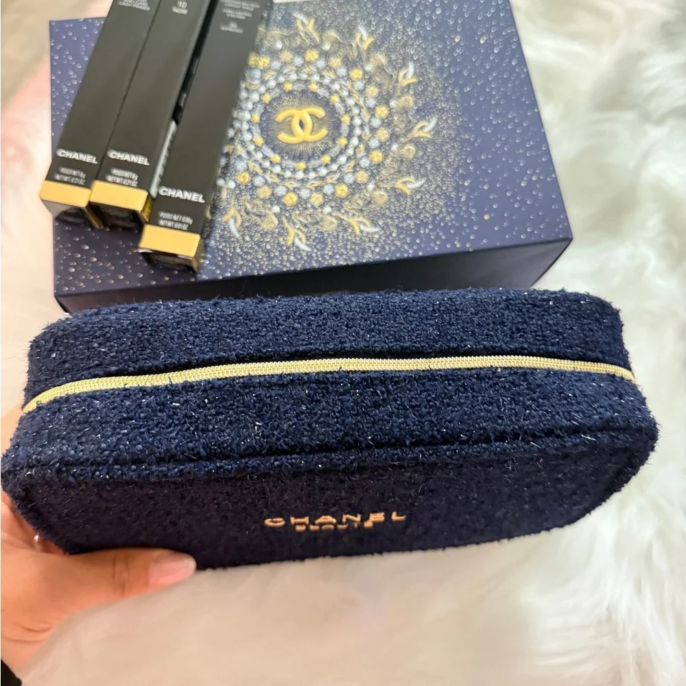 Chanel Holiday 2025 Eyes To Impress Set with Makeup Bag - Picture 6 of 12